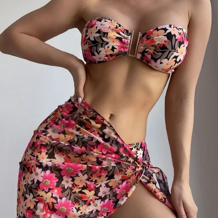 Dame bikini-sæt med elegant bandeau-top og floral omslagsskjørt Skovae