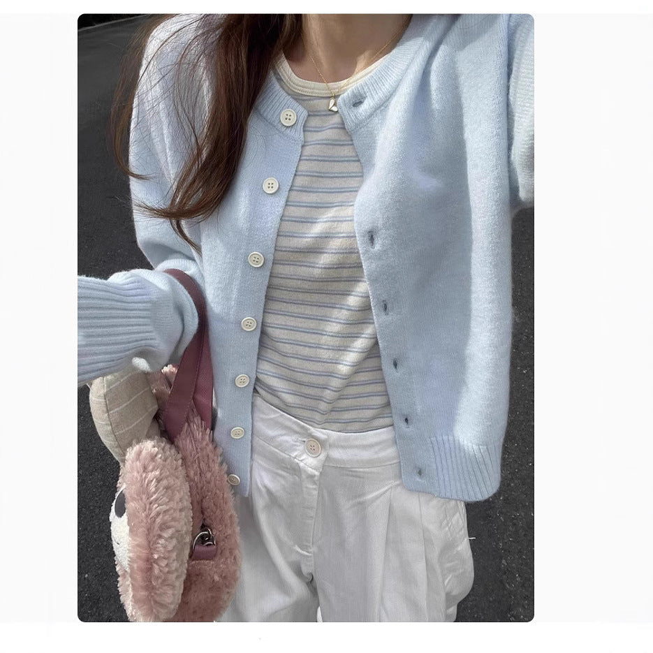 Kvinders elegante kortærmet cardigan med knapdetaljer og fin vævning Stilla
