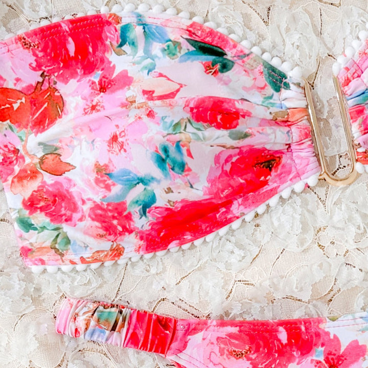 Dame bikini-sæt med floralt design og elegant smykkedetalje Stilla