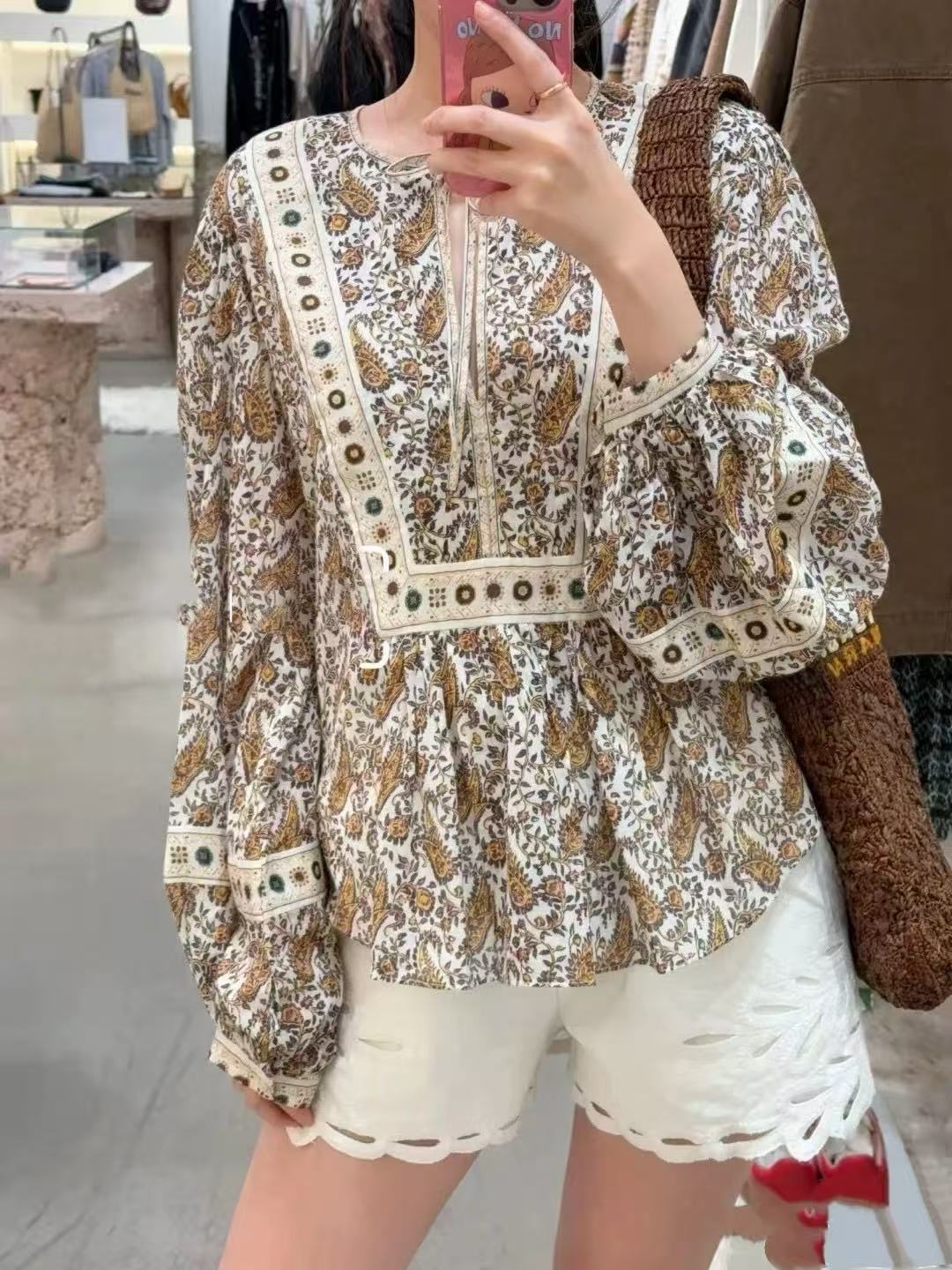 Damebluse med elegant blomstret mønster og rynker Stilla