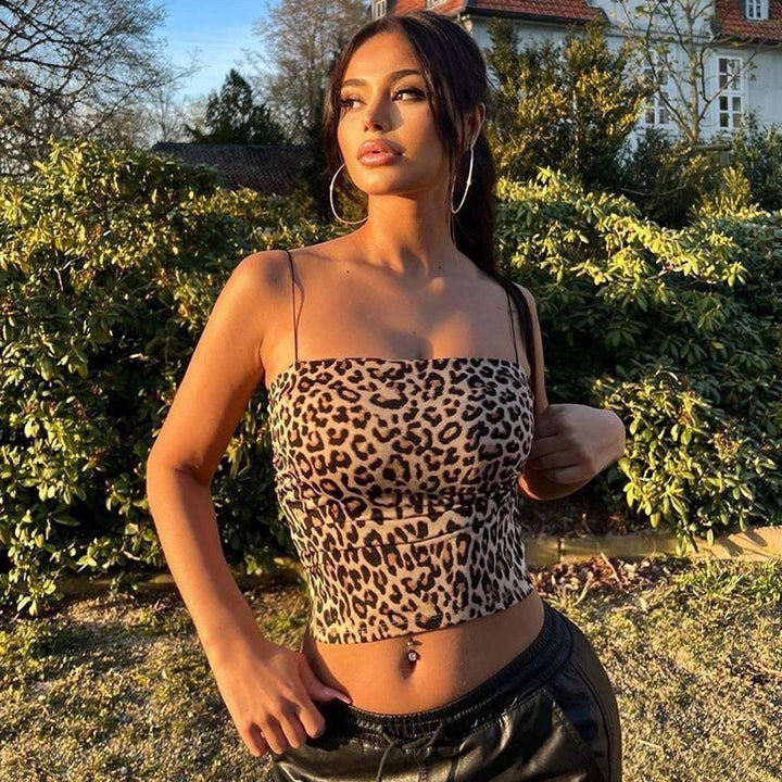 Dame Crop Top i leopardmønster med tynde stropper og figurnær pasform Stilla