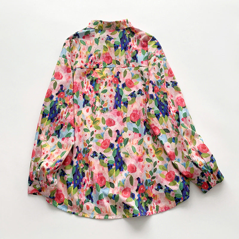 Damebluse med farverigt blomstermønster og løst fit Stilla