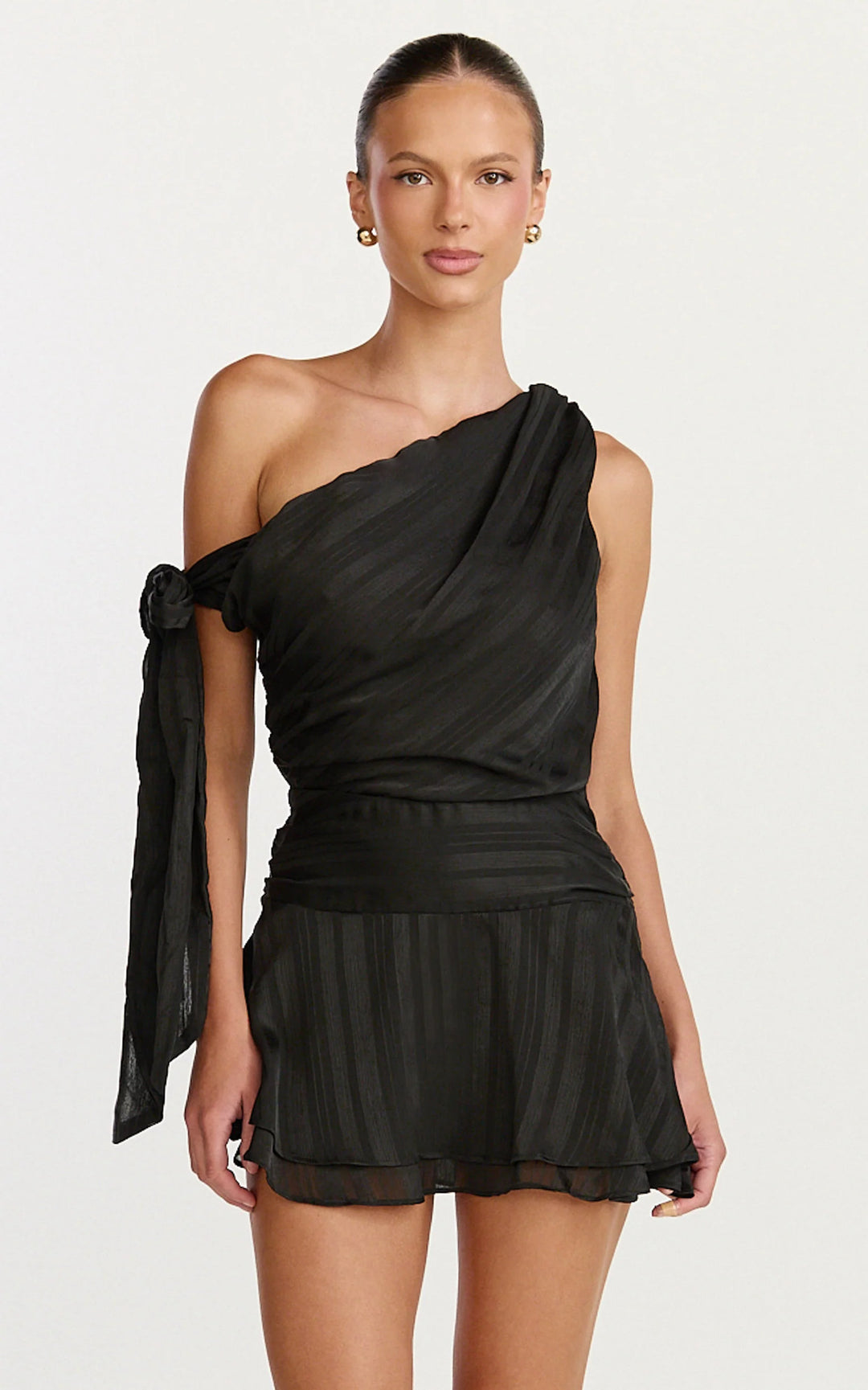 Kvinder asymmetrisk mini kjole med elegant drapering og sidelukning Skovae