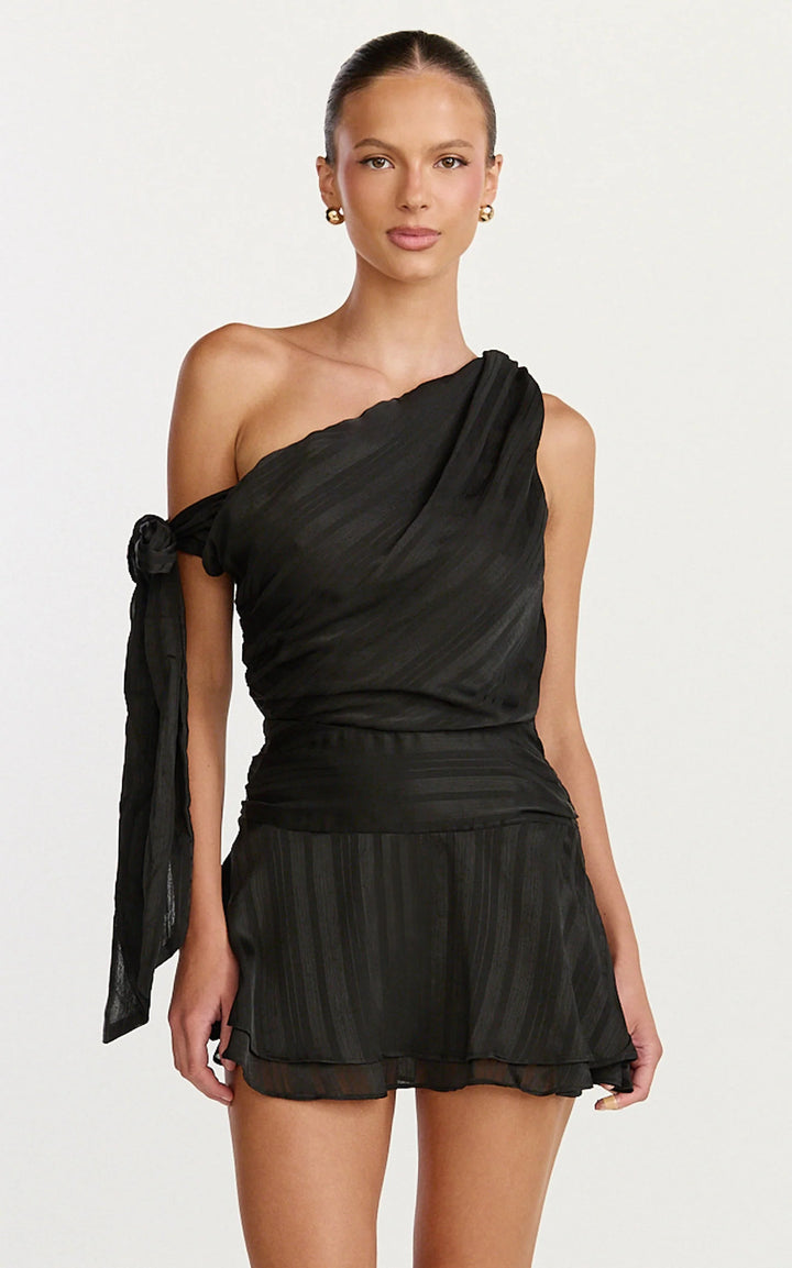 Kvinder asymmetrisk mini kjole med elegant drapering og sidelukning Skovae