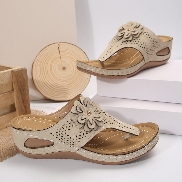 Dame flip-flops med stilfulde blomsterapplikationer og ergonomisk fodseng Stilla