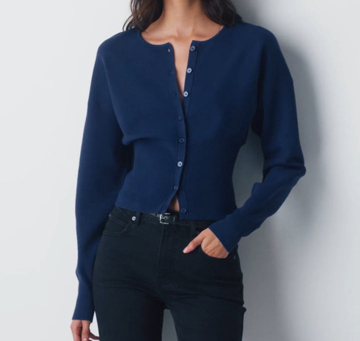 Kvinders cropped cardigan med knapstolpe og ribstrik Skovae