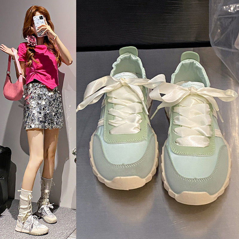 Dame sneakers i modern blanding af sport og elegance med luksuriøse satinsnørebånd Stilla
