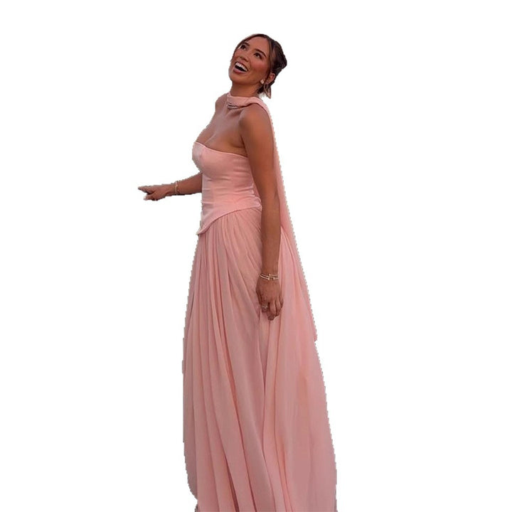 Dame skulderfri aftenkjole i flydende chiffon med elegant split Stilla