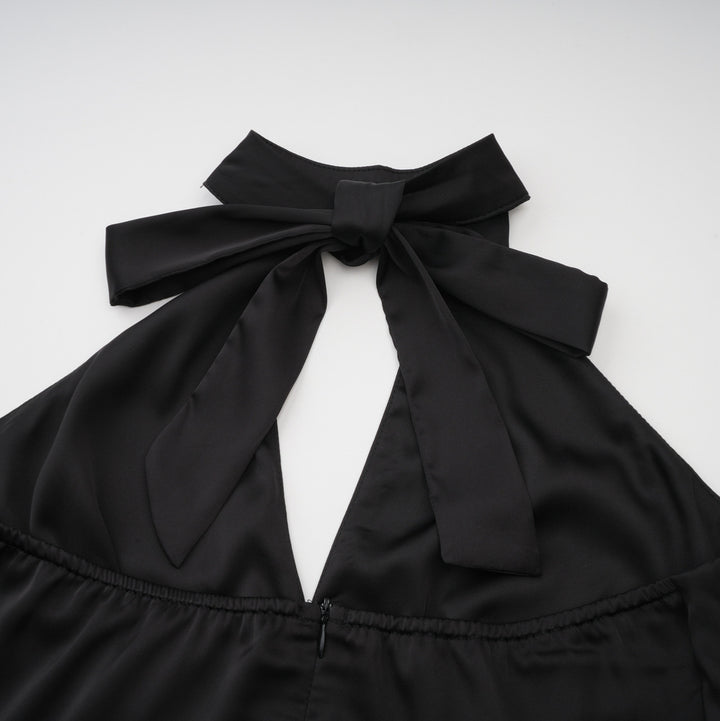 Dame aftenkjole med raffineret halterneck og flatterende kant Stilla