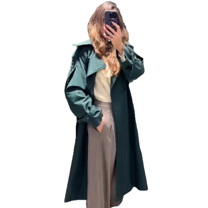 Dame trenchcoat med moderne detaljer og bred revers Stilla