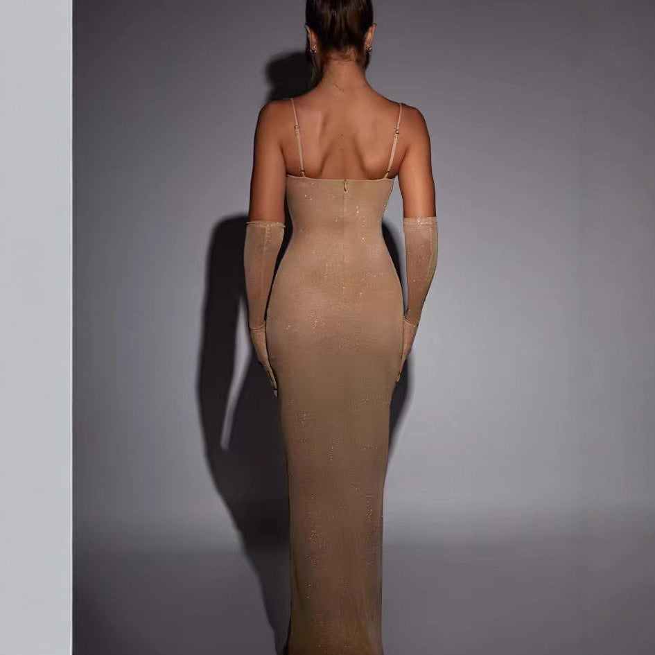 Kvinders glamourøse maxikjole med transparente ærmer og tætsiddende pasform
