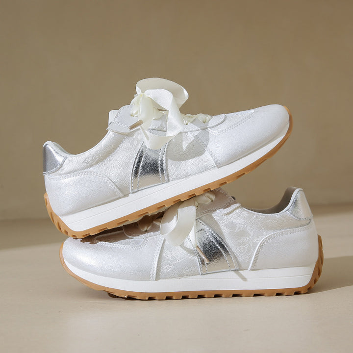 Dame Stilfulde Sneakers med glitrende overmateriale og fashionable satin snørebånd Stilla