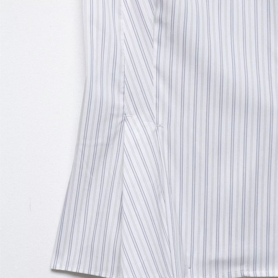 Dame kortærmet bluse med feminine flæser og fine striber Skovae