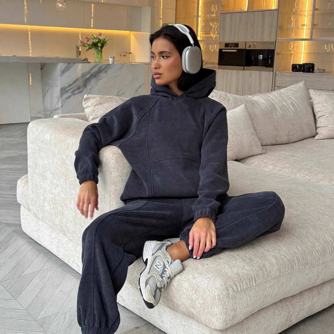 Kvinders sporty loungewear sæt med komfortabel hættejakke og elastiske bukser Skovae