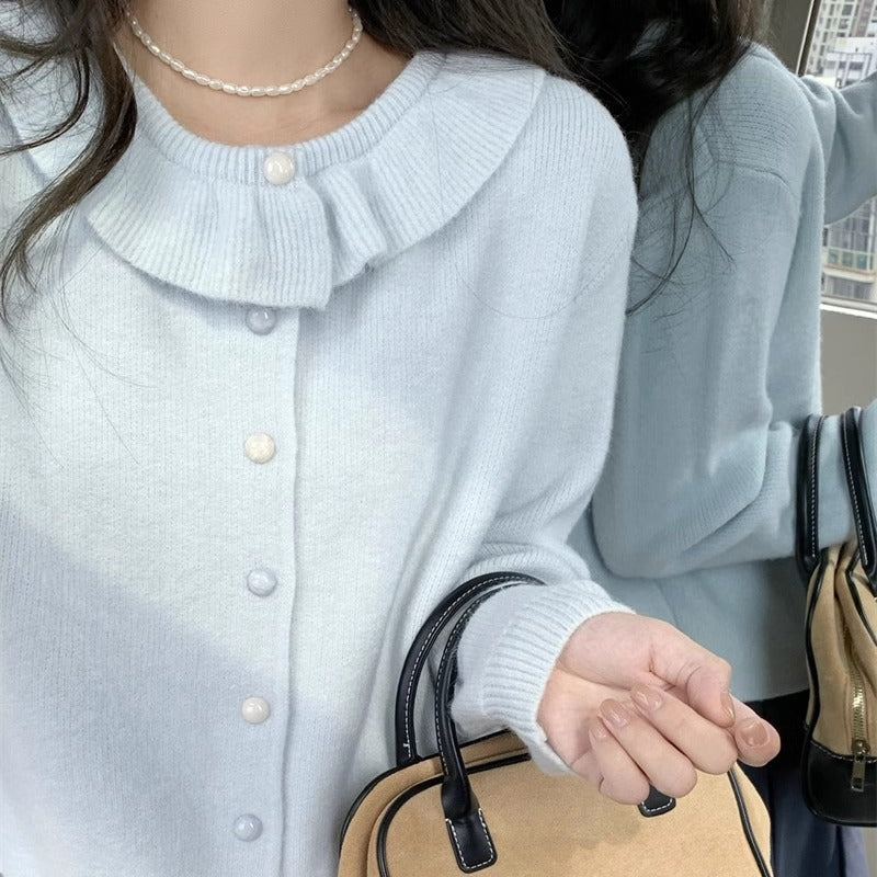 Kvinders strikket sweater med romantisk flæsekrave og fine knapdetaljer Stilla