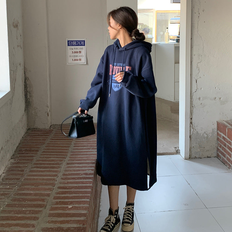 Kvindernes hoodie kjole med afslappet snit og stilfuldt grafisk print Skovae