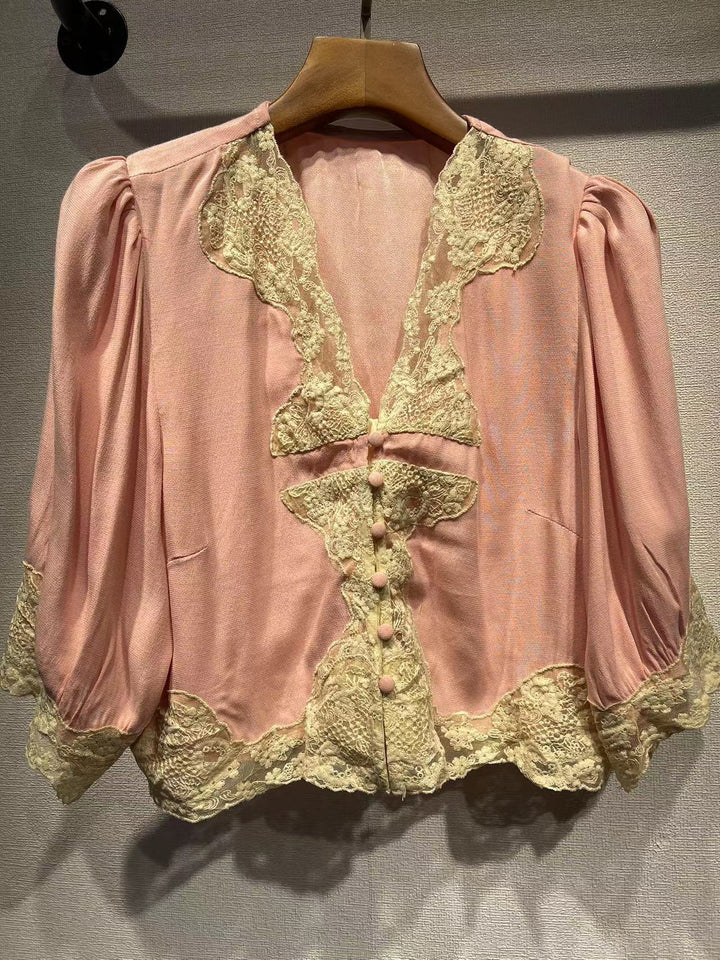 Dame elegant bluse med romantiske spidsdetaljer og draperinger Stilla