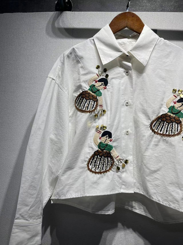 Damebluse med kunstfærdige håndbroderier og særlige knapdetaljer Stilla