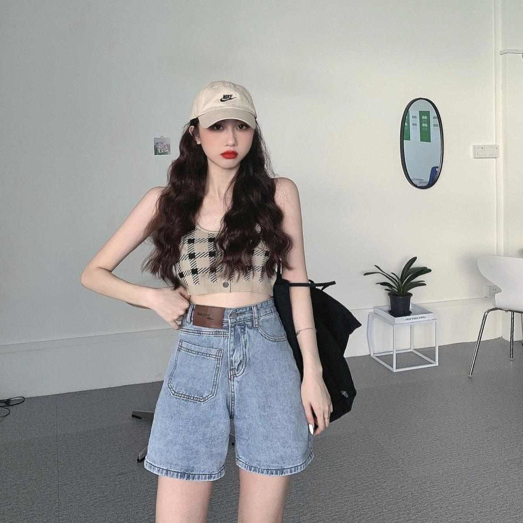 Kvinders cropped top med ternet mønster og knapdetalje Skovae