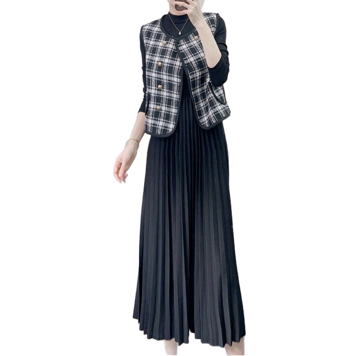 Dame Plisseret Maxikjole med moderne Oversized-Veste-Design og elegante Knapdetaljer Stilla