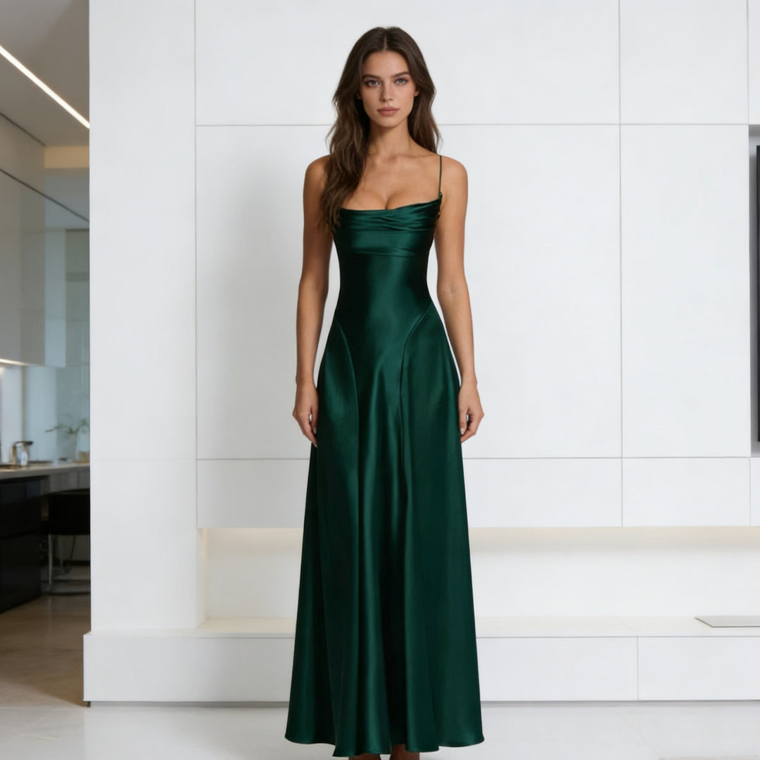 Dame Elegant satin aftenkjole med figursyet snit og smalle stropper Skovae
