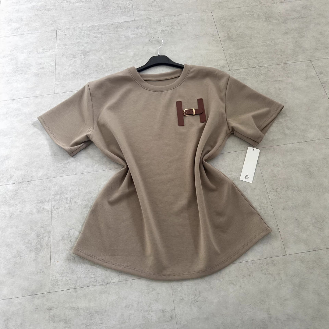 Kvinders fashionable t-shirt med unikt logo detalje og afslappet pasform