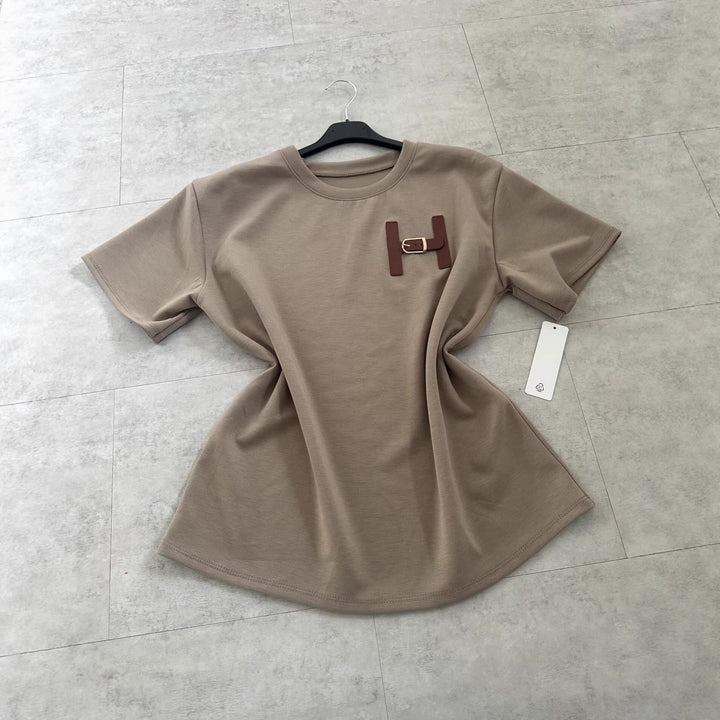 Kvinders fashionable t-shirt med unikt logo detalje og afslappet pasform