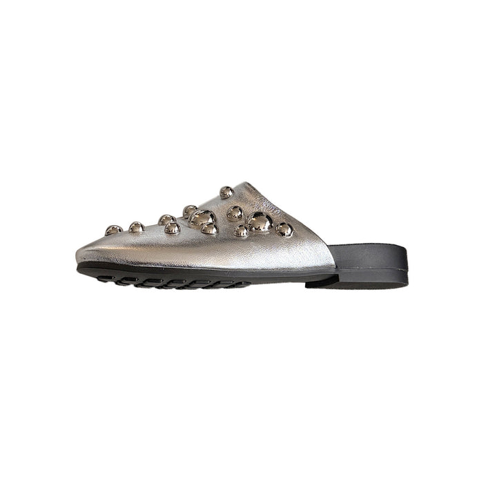 Femme Fashion-Forward Slip-On Mules med dekorative metalliske accenter Stilla