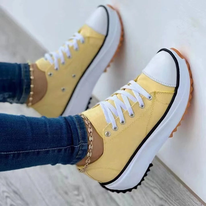 Dame Sporty Sneakers med moderigtigt overmateriale og skridsikker sål Stilla