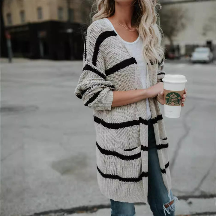 Dame strikjakke i afslappet oversized stil med monokrom stribemønster Stilla
