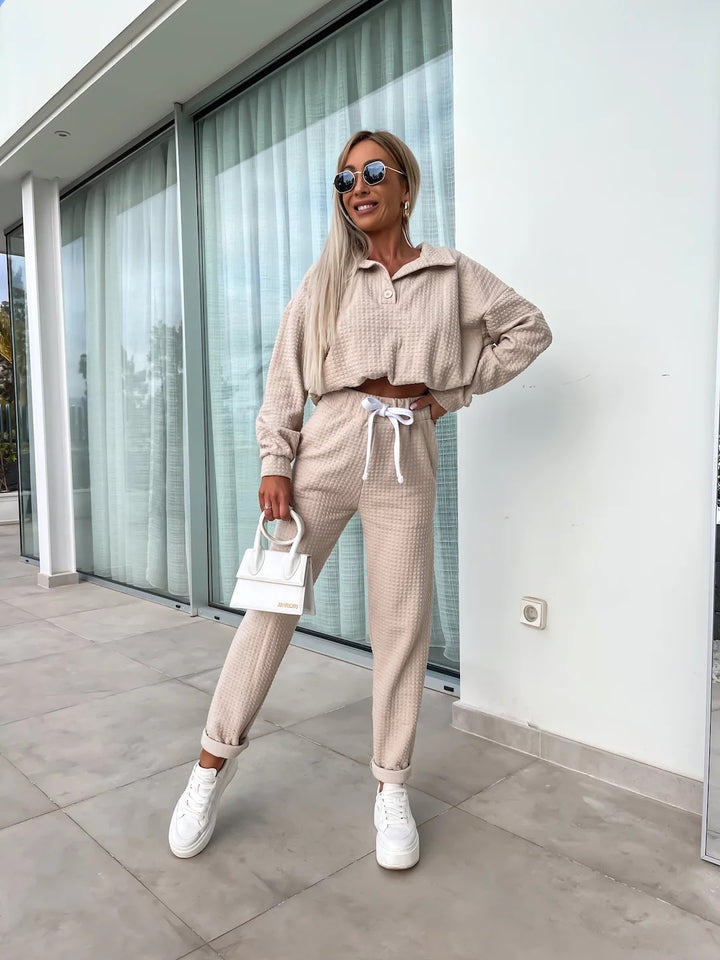 Kvindernes fritidssæt med cropped top og komfortable bukser Skovae