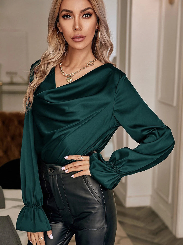 Damebluse med elegant drapering og voluminøse ærmer Stilla