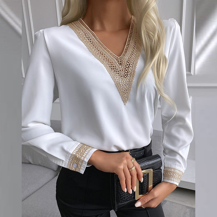 Damebluse med elegante hækle-detaljer og V-udskæring Stilla