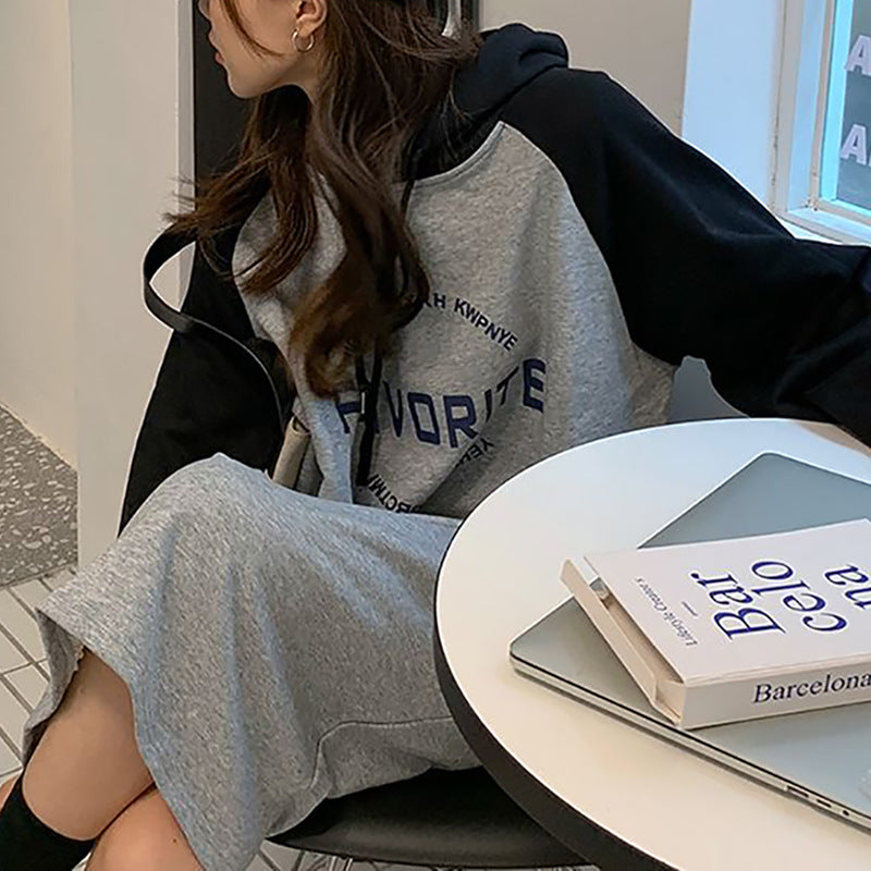 Kvinders hættetrøje kjole i afslappet oversized stil med grafisk print og sidelommer