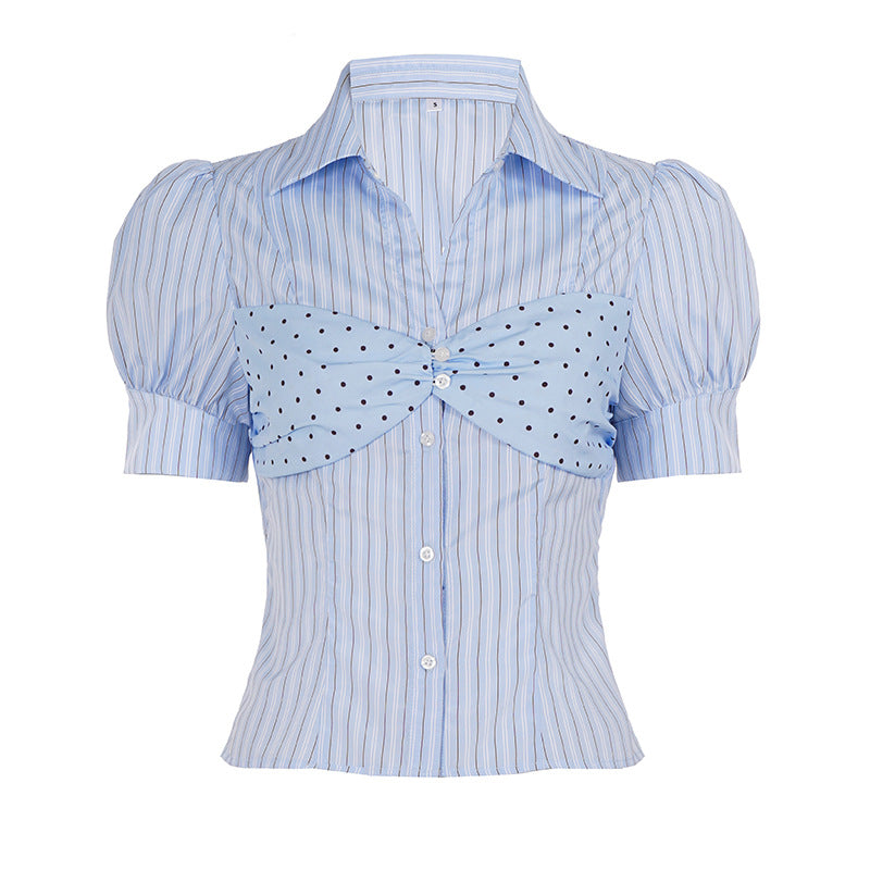 Dame kortærmet bluse med ruffles detaljer og polka-dot accent Skovae