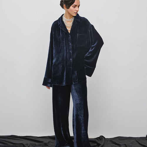 Dame elegant pyjamasæt lavet af luksuriøst fløjlstof med moderne knapdetaljer Stilla