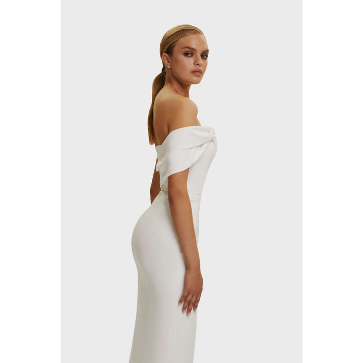 Dame figursyet bryllupsdress med elegant knudedetalje Stilla