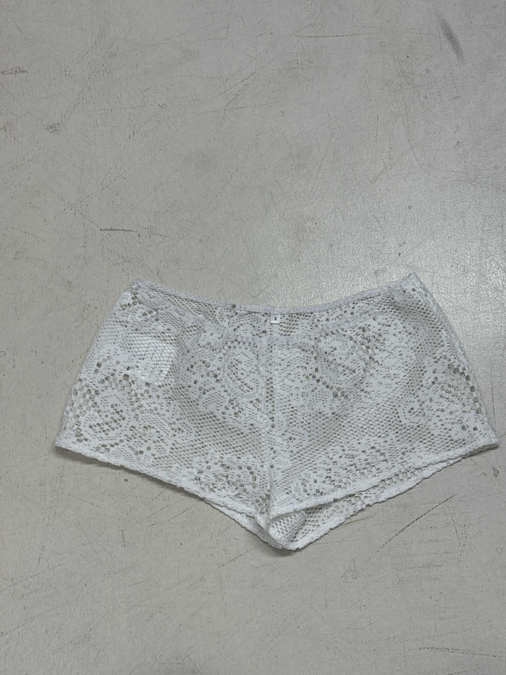 Dame spidsbluse med transparente accenter og elegant knaplukning Skovae