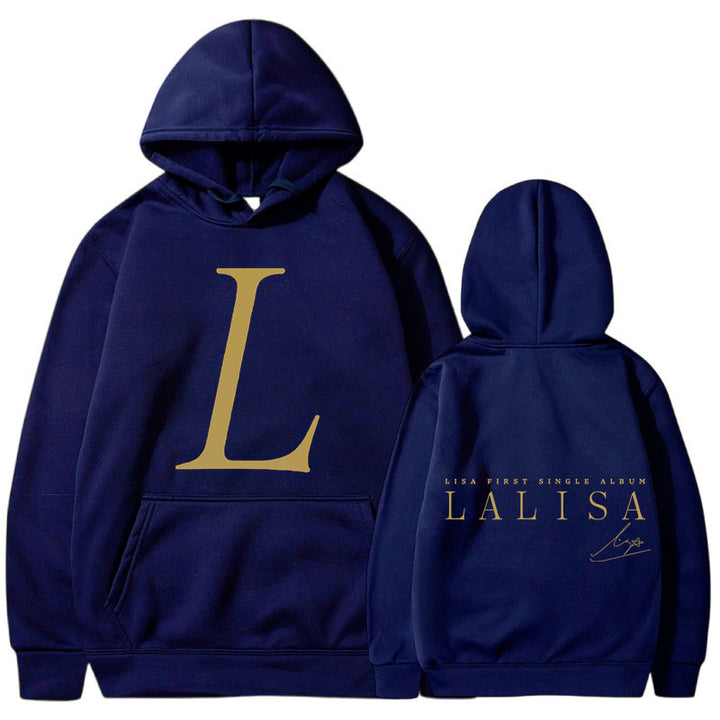 Kvindernes hoodie med stilfuldt initialer print og generøs kængurulomme Skovae