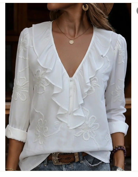 Damernes elegante bluse med flæser og floral broderet mønster Skovae