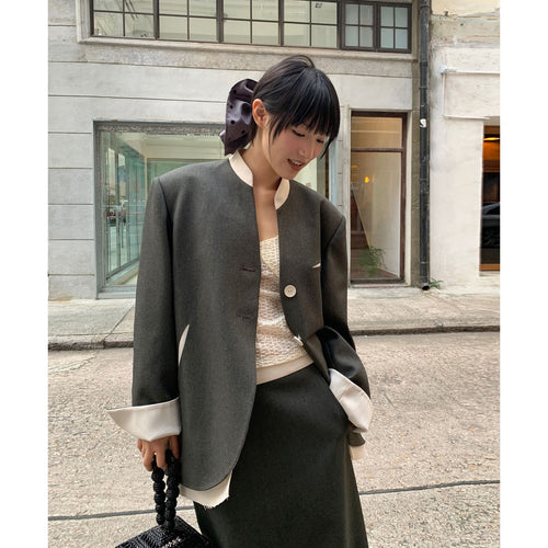 Dame elegant skåret blazer-sæt med fine detaljer og kontrasterende accenter Stilla