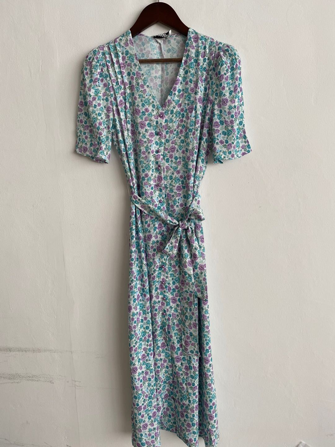 Dame wrap kjole med blomster mønstre og elegant snit Stilla