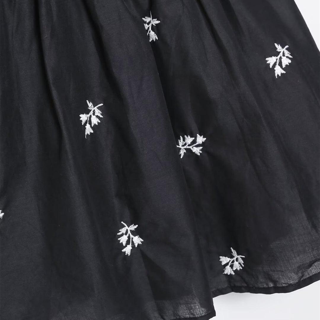 Dame sommerkjole med fine broderier og justerbare stropper Skovae
