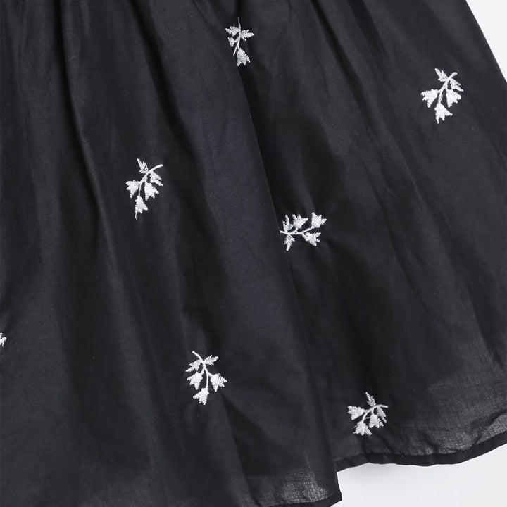 Dame sommerkjole med fine broderier og justerbare stropper Skovae