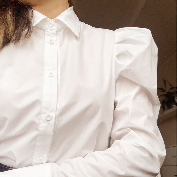 Damebluse med voluminøse puffærmer og elegant ståkrave Stilla