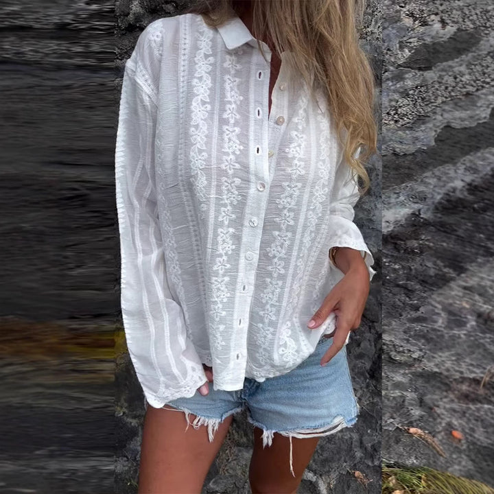 Dame nan bestickede skjortebluse med floral ajour-broderi, perlemorsknapliste og afslappet oversized pasform Skovae