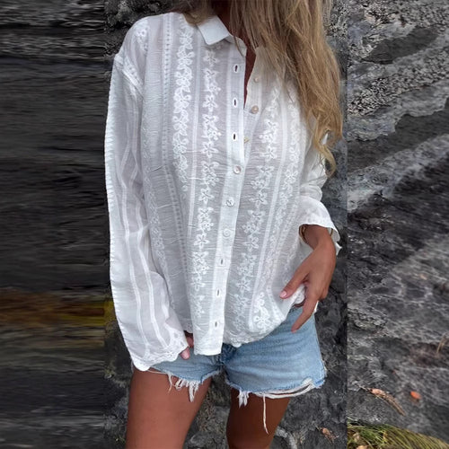 Dame nan bestickede skjortebluse med floral ajour-broderi, perlemorsknapliste og afslappet oversized pasform Skovae