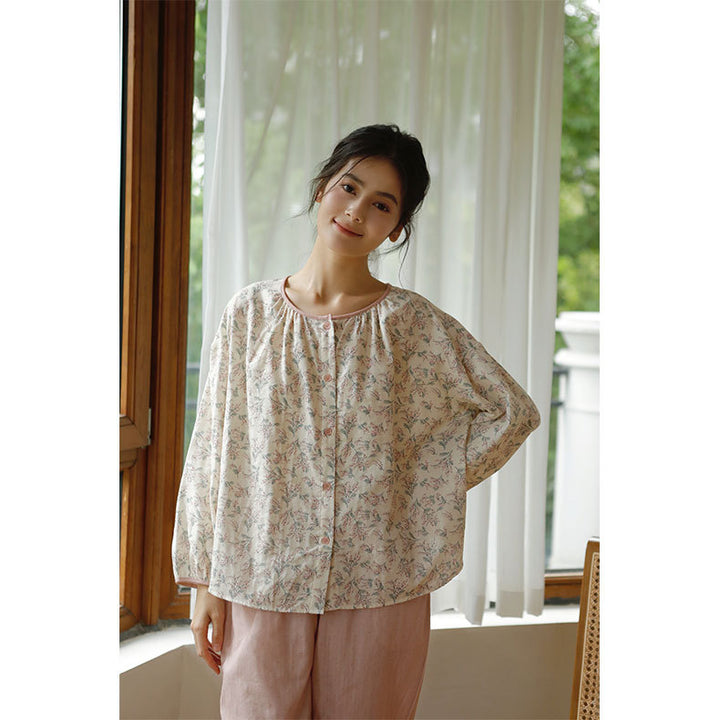 Dame natbluse med delikat blomsterdesign og knapbar front Stilla