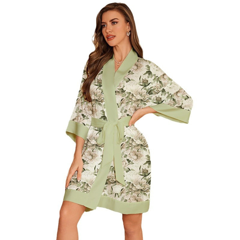 Dame Kimono-kåbe med luksuriøst blomsterdesign og taljebælte Stilla