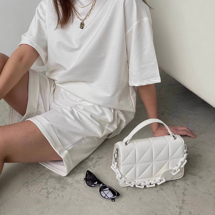 Kvinders afslappede loungedragt med oversized t-shirt og shorts Skovae